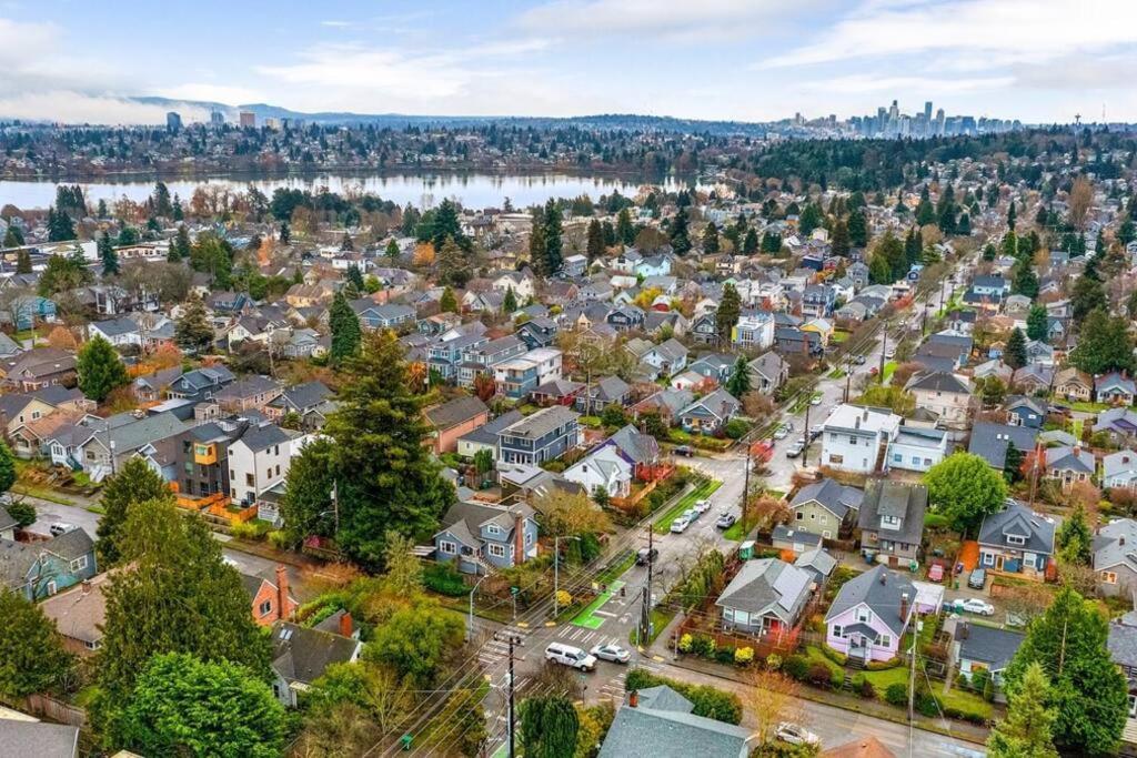 Skyline Blue House In Greenwood Seattle Exterior photo